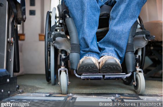 Accessibilité des piscines aux personnes à mobilité réduite : quelles sont les spécificités ?