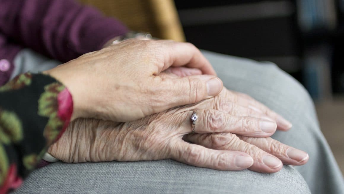 comment faire pour garder une personne âgée chez soi