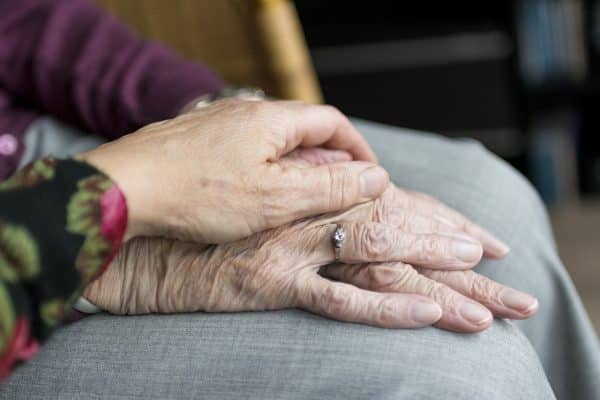 Comment faire pour garder une personne âgée chez soi ? 